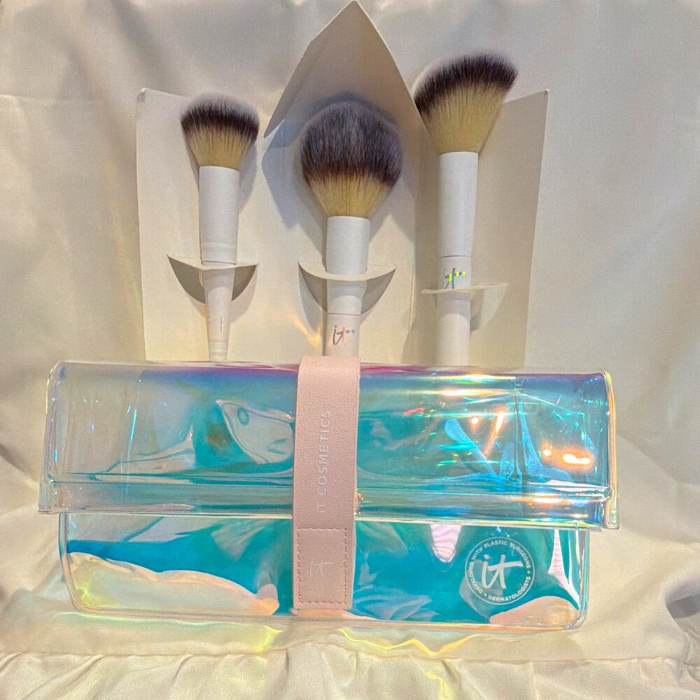 IT Cosmetics 3-Piece Makeup Brush Set with Iridescent Case, White/Blue